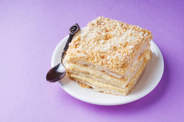 Puf kek krem Napoleon yağlı vanilyalı dilim renk mor zemin üzerine ile