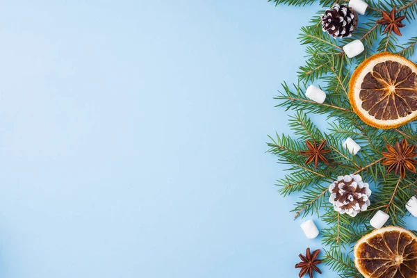 Dekoration Für Weihnachten Konzept Lebensmittel Orangen Nüsse Gewürze Tannenzapfen Weihnachtsbaum — Stockfoto