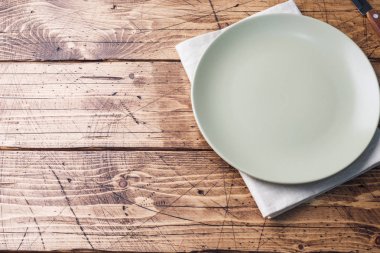 Ahşap arka plan boş plaka. Kopya alanı ile üstten görünüm.