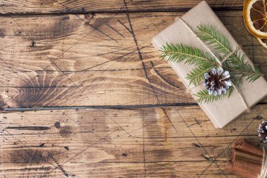 Noel hediyesi ahşap bir masa süslemeleri ile sarılmış. Kopya alanı