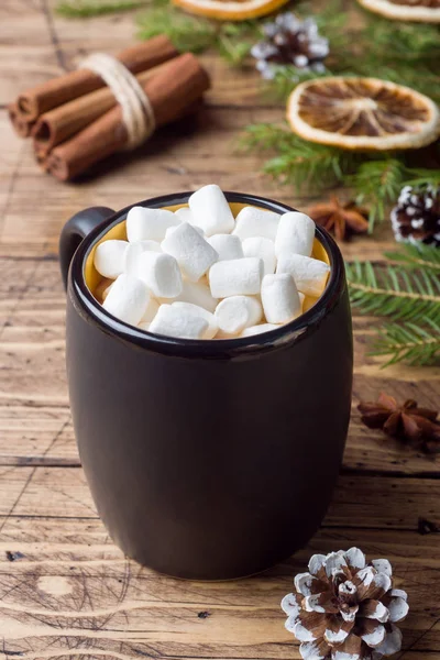 Chocolate Caliente Con Palitos Canela Malvavisco Anís Nueces Sobre Fondo — Foto de Stock