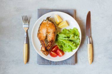 Bir tabak taze sebze ile Somon Balık pişmiş biftek