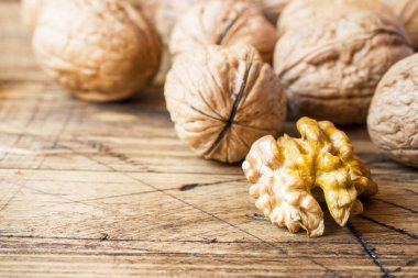 Ceviz karanlık vintage ahşap arka plan üzerinde. Ceviz sağlıklı gıda.