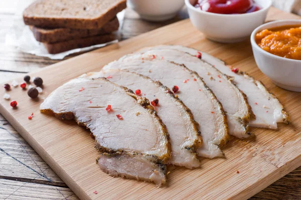 Stücke Geräuchertes Gekochtes Schweinefleisch Auf Einem Rustikalen Holzbrett Mit Brot — Stockfoto