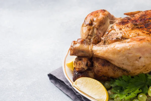 Ayam Panggang Untuk Makan Malam Meja Pesta Salin Ruang — Stok Foto