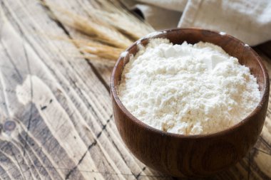 Ahşap kase ve buğday ahşap arka plan kulaklara un. Kopya alanı