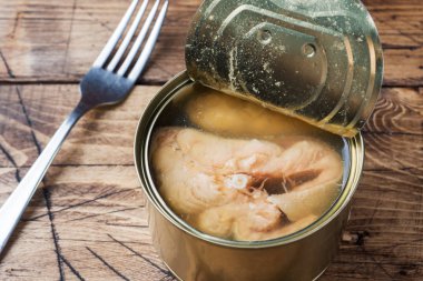 Pembe somon balık ahşap arka plan üzerine açık teneke kutu