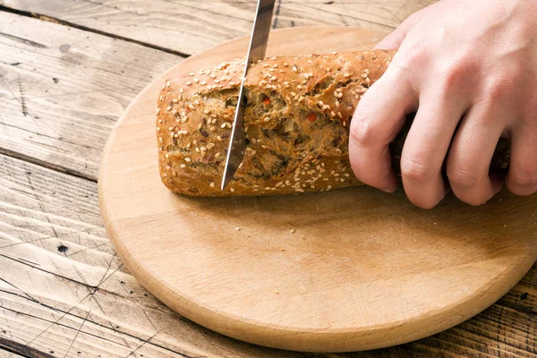 Pane Fresco Con Semi Girasole Semi Sesamo Lino Vengono Tagliati — Foto Stock