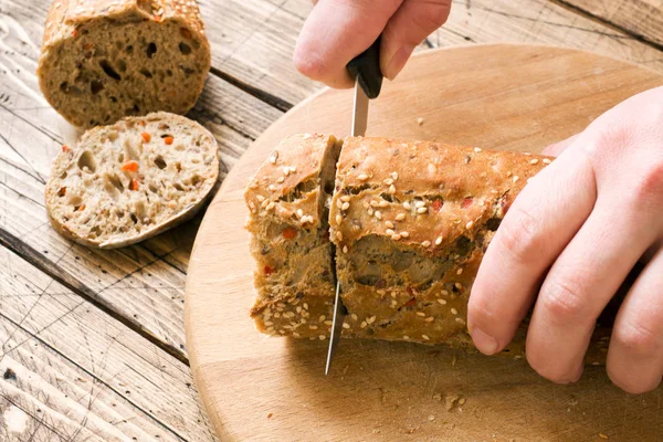 Frisches Brot Mit Sonnenblumenkernen Sesam Und Leinsamen Wird Auf Einem — Stockfoto