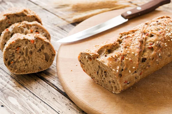 Frisches Brot Mit Sonnenblumenkernen Sesam Und Leinsamen Wird Auf Einem — Stockfoto