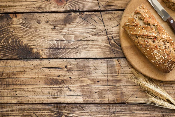 Frisches Brot Mit Sonnenblumenkernen Sesam Und Leinsamen Werden Auf Einem — Stockfoto