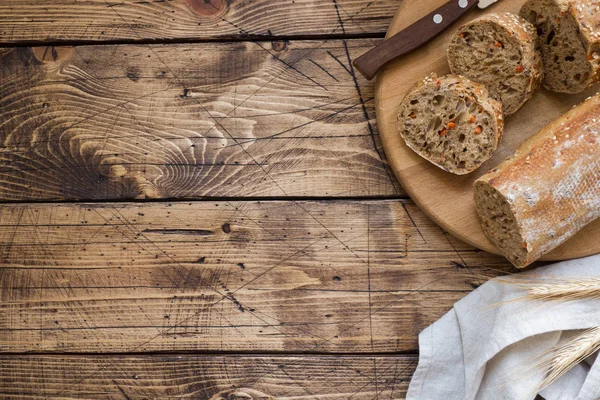 Frisches Brot Mit Sonnenblumenkernen Sesam Und Leinsamen Werden Auf Einem — Stockfoto