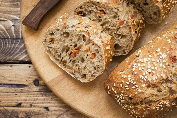 Frisches Brot Mit Sonnenblumenkernen Sesam Und Leinsamen Wird Auf Einem — Stockfoto