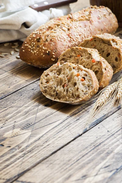 Frisches Brot Mit Sonnenblumenkernen Sesam Und Leinsamen Werden Auf Einem — Stockfoto