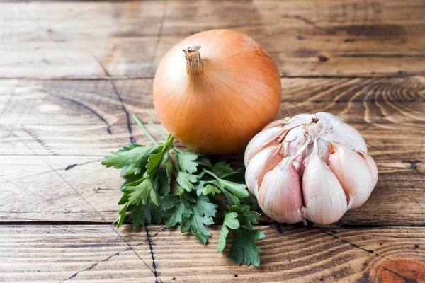 Head Garlic Onion Parsley Wooden Background — Stock Photo, Image