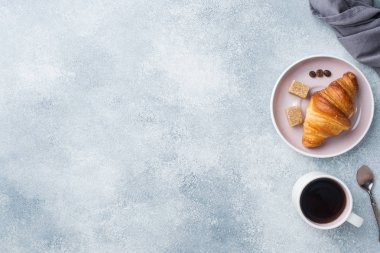 Kahvaltı croissants bir tabak ve bir fincan kahve masada, kopya alanı