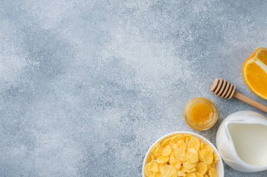 Sağlıklı kahvaltı hububat ürünleri, süt, bal ve meyve. Dengeli beslenme kopya alanı