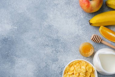 Sağlıklı kahvaltı hububat ürünleri, süt, bal ve meyve. Dengeli beslenme kopya alanı