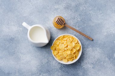 Sağlıklı kahvaltı hububat ürünleri, süt, bal ve meyve. Dengeli beslenme
