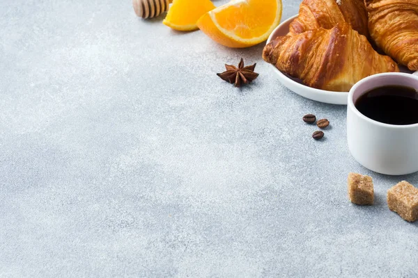 Desayuno Una Taza Café Con Croissant Espacio Copia Naranja — Foto de Stock