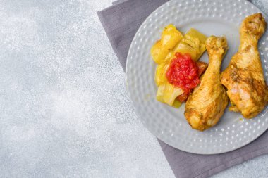 Tavuk budu Shin ile kopya alanı bir tabakta sebze domates kabak pişmiş