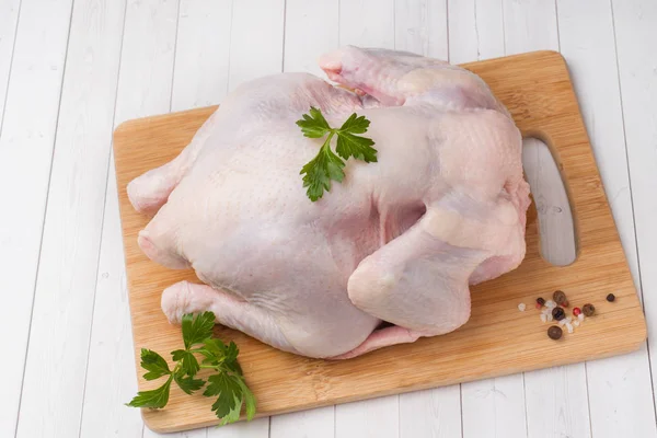 Frisches Rohes Huhn Auf Schneidebrett Und Gewürzen Zum Kochen — Stockfoto