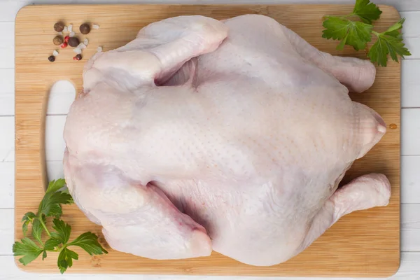 Frisches Rohes Huhn Auf Schneidebrett Und Gewürzen Zum Kochen — Stockfoto