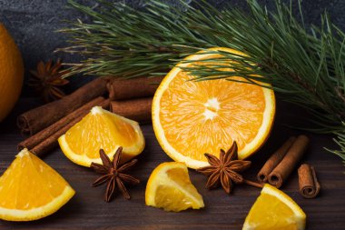 Tarçın, taze portakal ve çam dalları kopya alanı ile karanlık bir arka plan üzerinde Noel kavramı