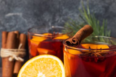 Noel baharatlı kırmızı şarap ve ahşap bir kırsal masada meyveler. Geleneksel sıcak içecek Noel zamanı.