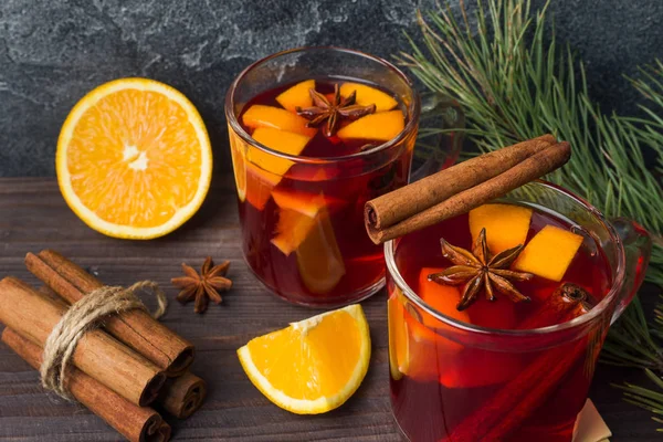 Vino Tinto Caliente Navidad Con Especias Frutas Una Mesa Rústica — Foto de Stock