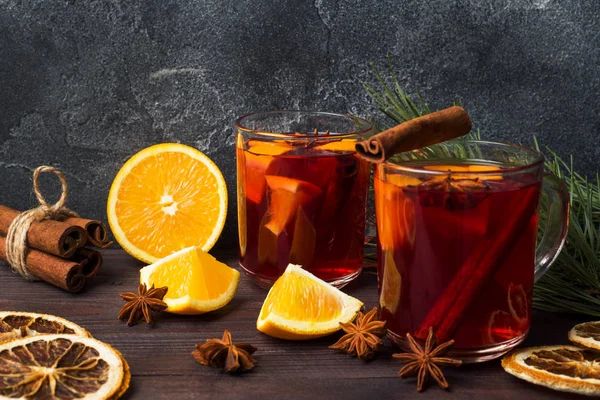 Vino Tinto Caliente Navidad Con Especias Frutas Una Mesa Rústica — Foto de Stock