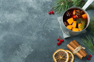 Noel baharat ve masada meyve şarap mulled. Yeni yıl kavramı.