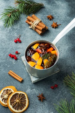 Noel baharat ve masada meyve şarap mulled. Yeni yıl kavramı.