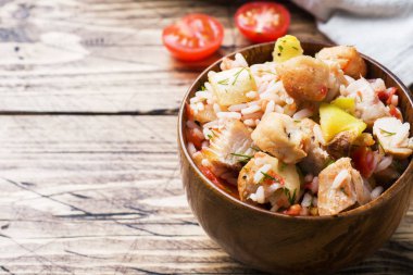 Tavuk ve sebze bir ahşap kase haşlanmış pirinç