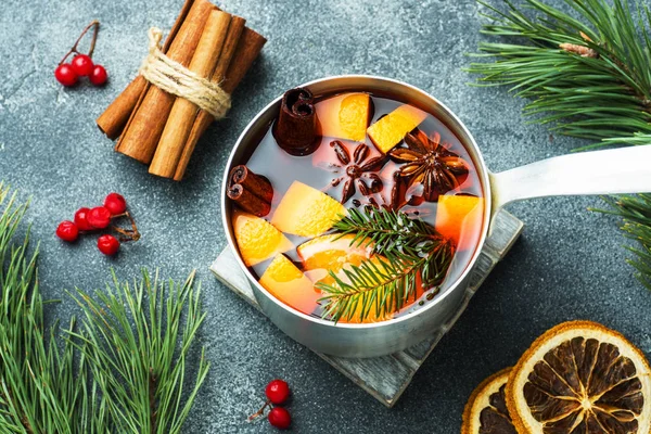 Noel baharat ve masada meyve şarap mulled. Yeni yıl kavramı.