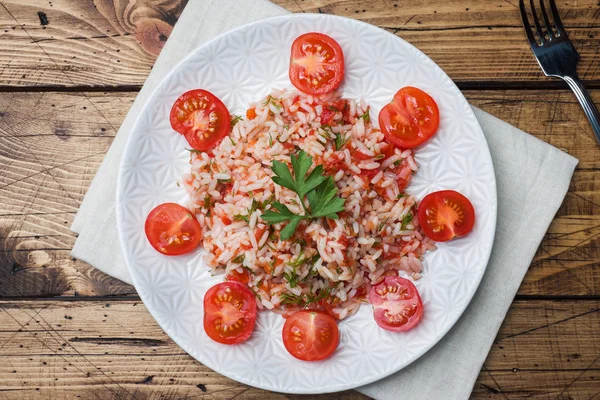 Pirinç ile domates sosu ve Yeşiller ahşap arka plan üzerinde