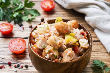 Tavuk ve sebze bir ahşap kase haşlanmış pirinç