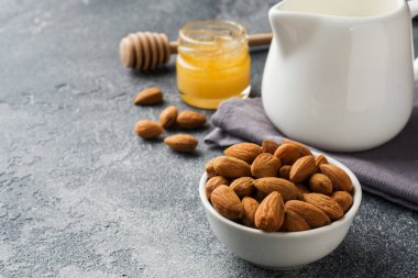 Badem bir kase ve süt masanın üzerinde. Seçici odak. Kopya alanı