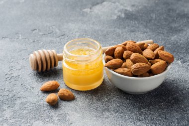 Badem ve bal masanın üzerine bir kutu. Seçici odak. Kopya alanı