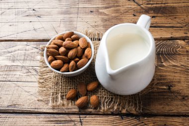 Badem bir kase ve süt masanın üzerinde. Seçici odak. Kopya alanı