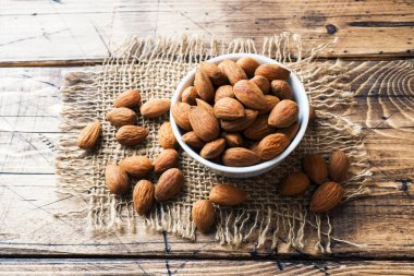 Badem bir kase. Seçici odak yakın çekim.