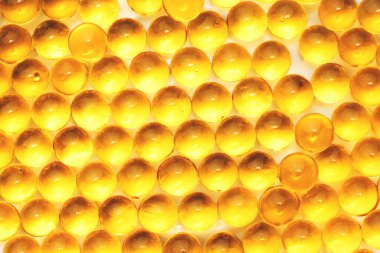 Balık yağı kapsülleri omega 3 ve D vitamini mavi doku, sağlıklı beslenme kavramı, seçici odak ile