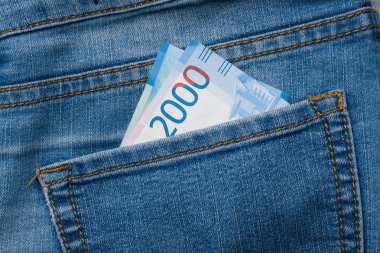 Kot pantolon cep banknotlar iki bin Rus ruble ile.