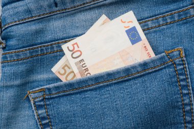 Kot pantolon cebinde 50 Euro banknot ile.