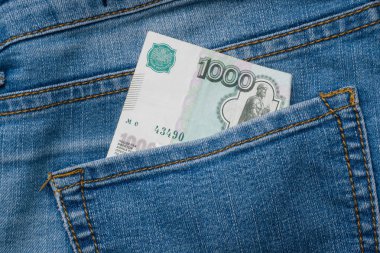 Kot pantolon cep banknotlar bin Rus ruble ile.