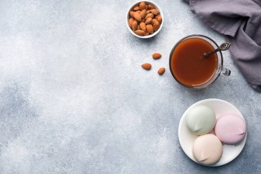 Fincan sıcak çikolata ve şekerleme, masaya badem