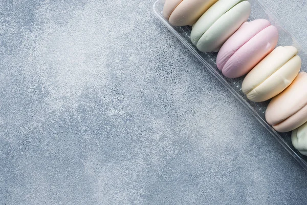 Große Runde Marshmallows Verschiedenen Farben Auf Dem Tisch Mit Kopierraum — Stockfoto