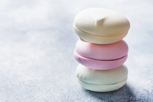 Μεγάλη Στρογγυλή Marshmallows Από Διαφορετικά Χρώματα Στο Τραπέζι Χώρο Αντίγραφο — Φωτογραφία Αρχείου