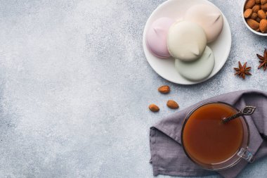 Fincan sıcak çikolata ve şekerleme, masaya badem