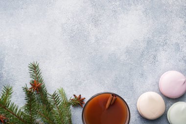 Bir fincan sıcak çikolata ve şekerleme masanın üzerinde. Noel kavramı. Düz yatıyordu stili